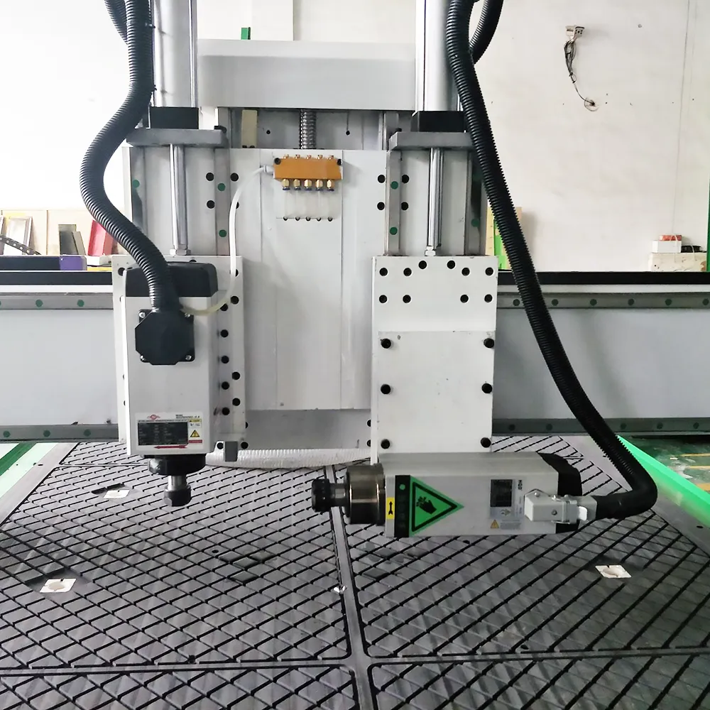 Industrial 4x8 CNC Router With Side Drilling Spindle For Cabinet Making 7 Close-up of horizontal side drilling spindle and vertical cutting spindle with brass oil manifold on CNC carriage